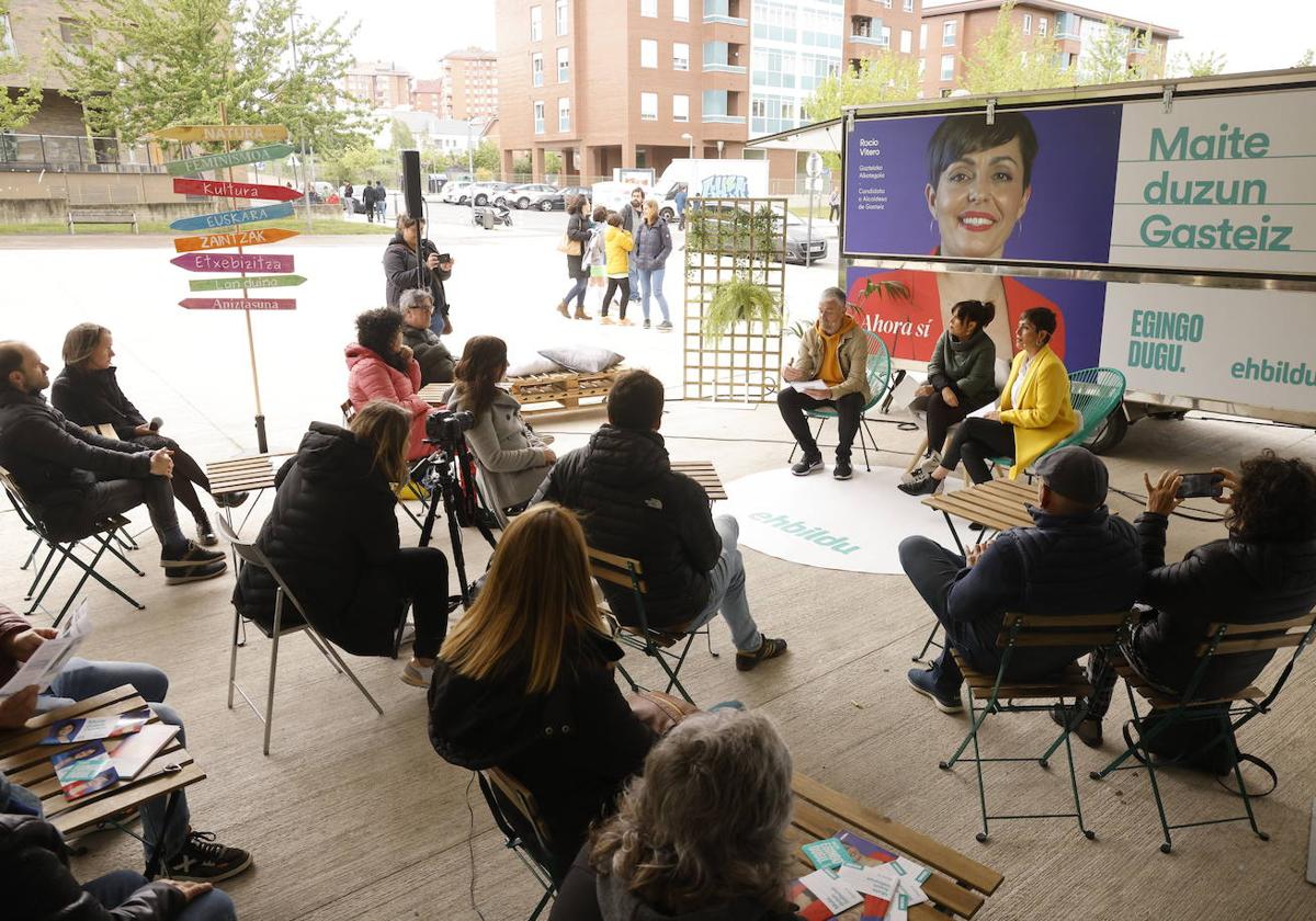 Rocío Vitero y Alberto Porras presentan propuestas para Salburua acompañados de vecinos del barrio.