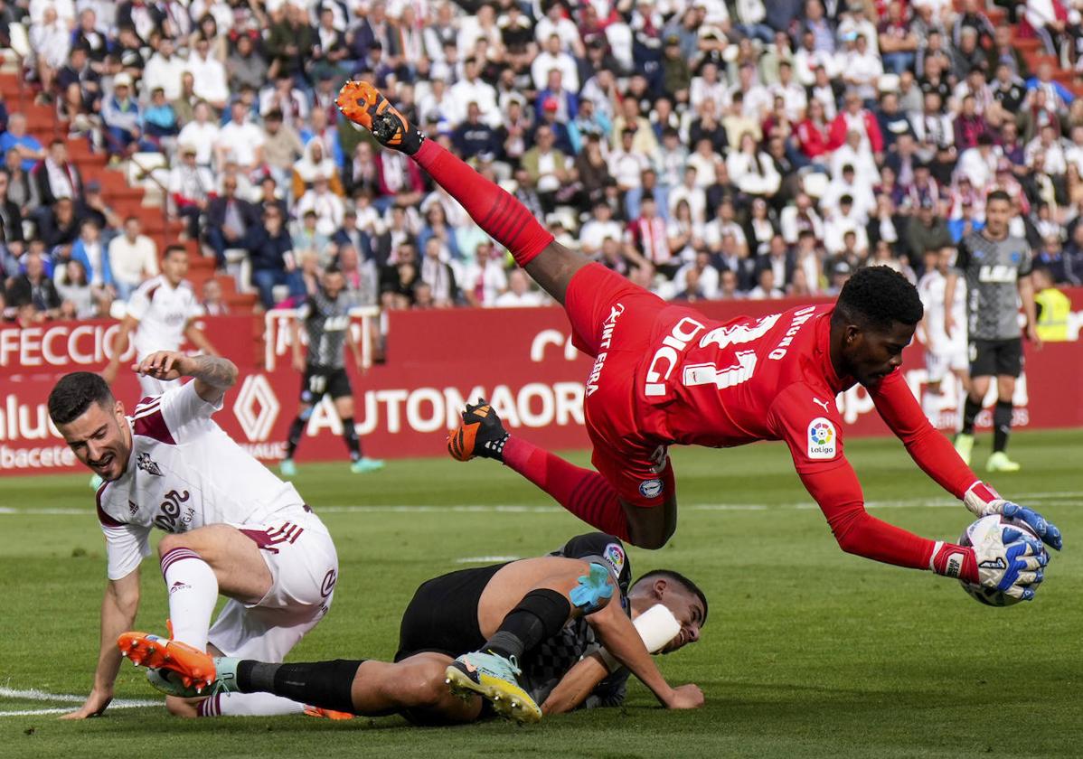 Owono ataja el balón saltando por encima de Abqar.