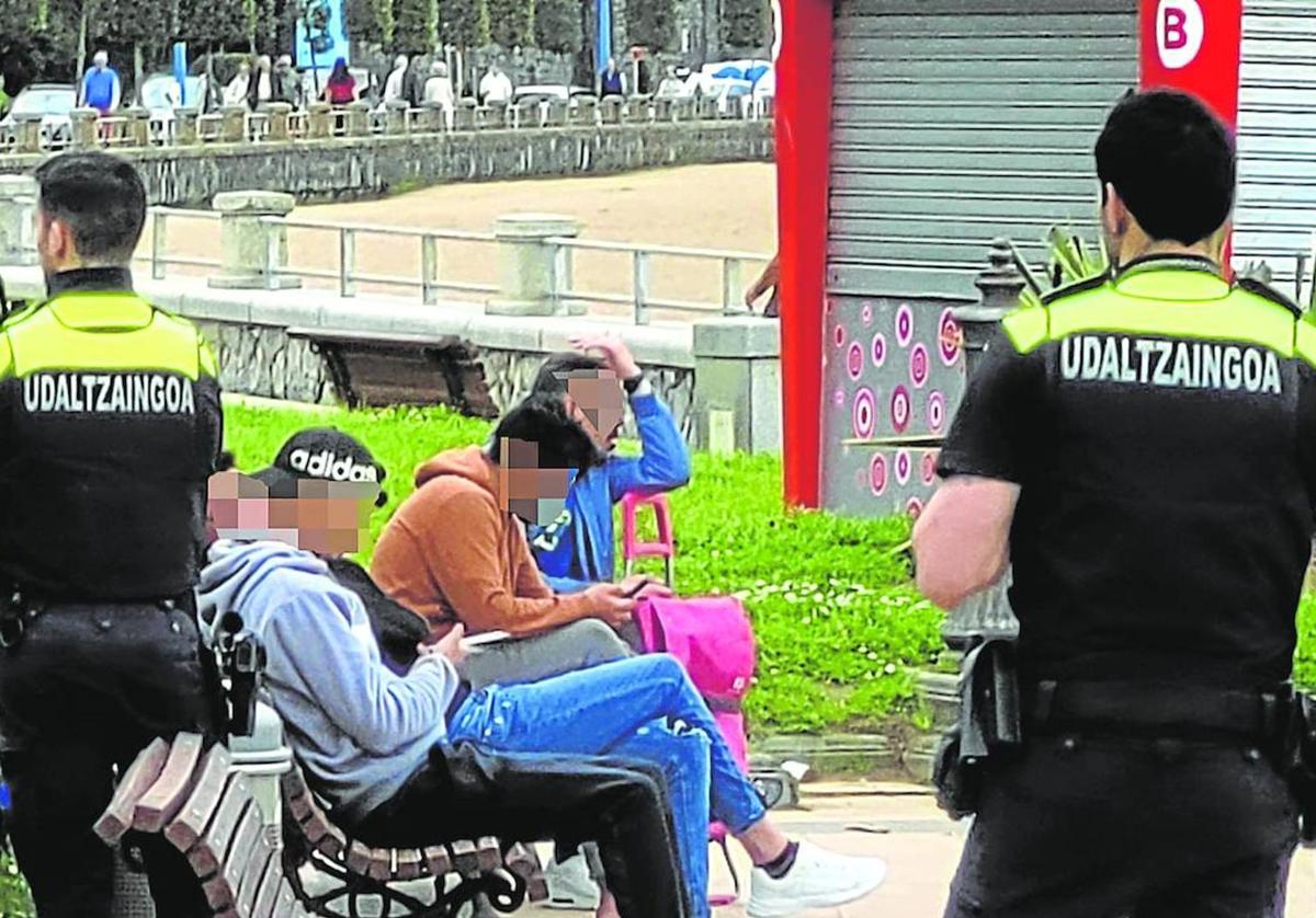 Agentes de la Policía municipal de Getxo identifican a varios jóvenes en Getxo.