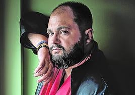 El tenor Celso Albelo caracterizado como Manrico en el camerino, poco antes de empezar el ensayo de 'Il Trovatore' en el Euskalduna.