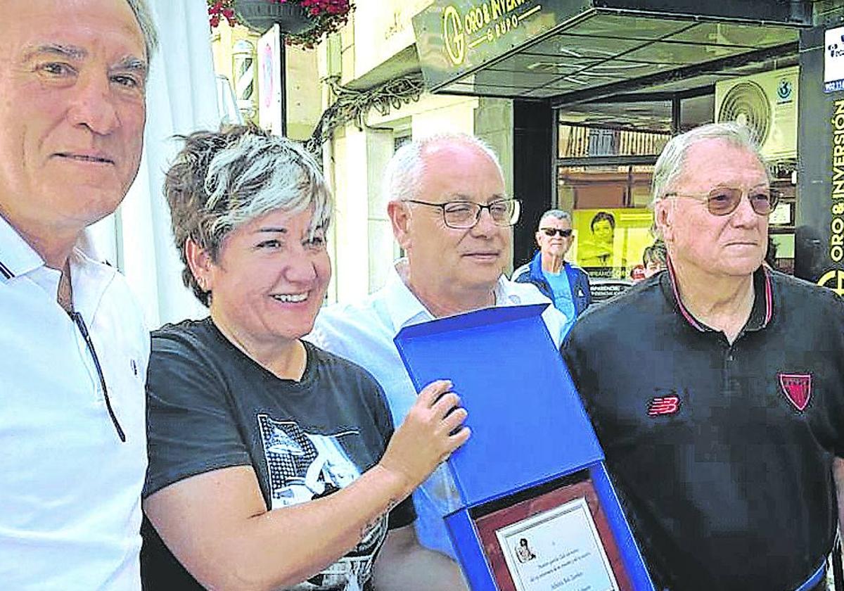 Santamarina, en compañía de Goikoetxea, Manolo Delgado y el presidente de la peña de Vinaroz. Foto: