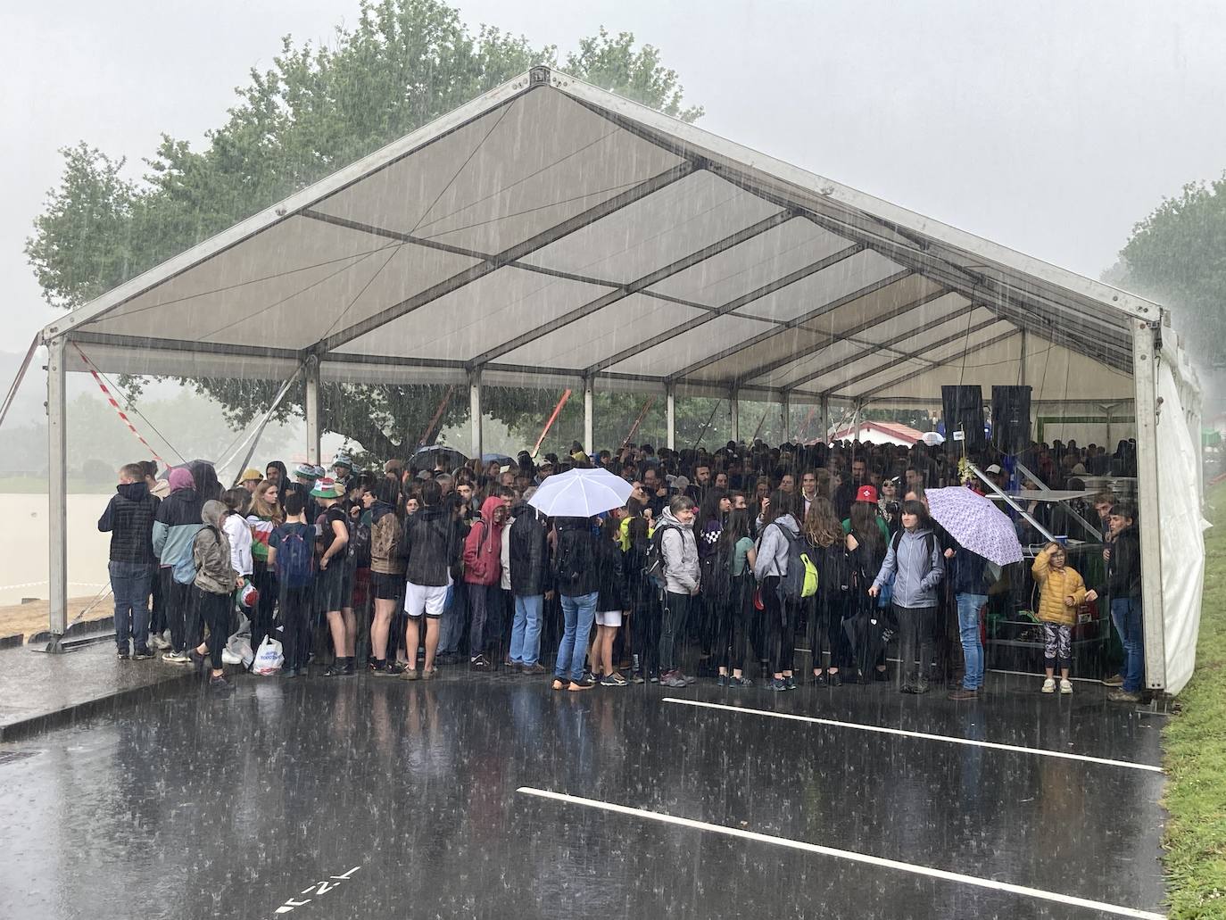 Herri Urratsera joan ziren euskaltzale asko, euritik babesten.