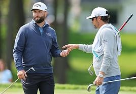 Jon Rahm y su cadie, en la vuelta de prácticas en Oak Hill.