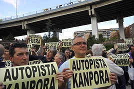 Manifestación vecinal en 2016 para exigir el derribo del viaducto.