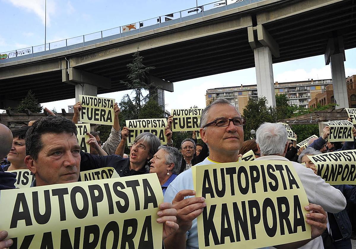 Manifestación vecinal en 2016 para exigir el derribo del viaducto.