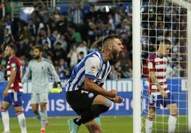 Luis Rioja celebra con rabia el gol ante el Granada.