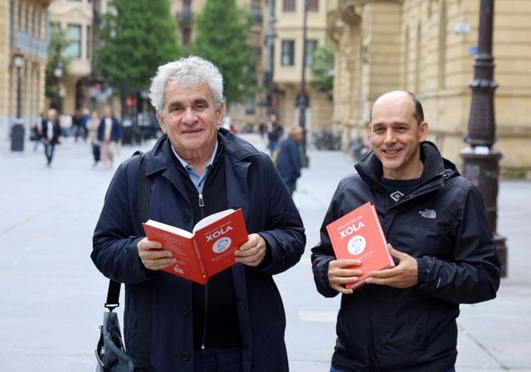 Bernardo Atxaga eta Mikel Valverde ilustratzailea, liburua eskuetan dutela.