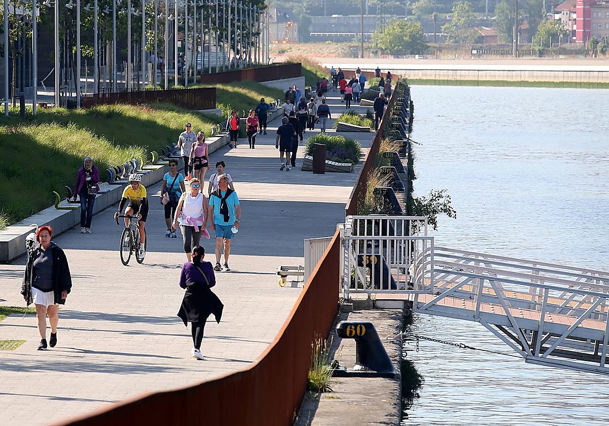 En el paseo, reservado para peatones, se ven algunos ciclistas.
