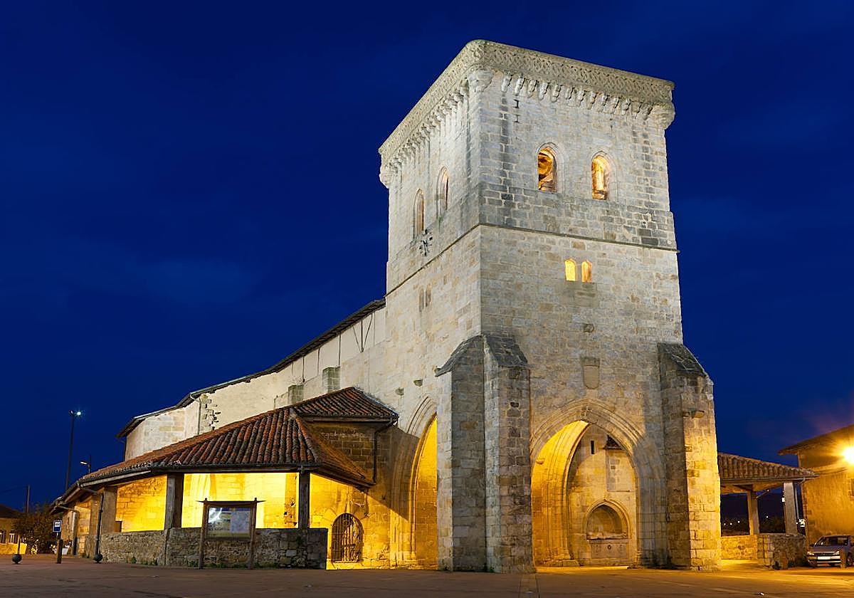 La ruta comienza en la iglesia de Santa María, Euskadiko Plaza.