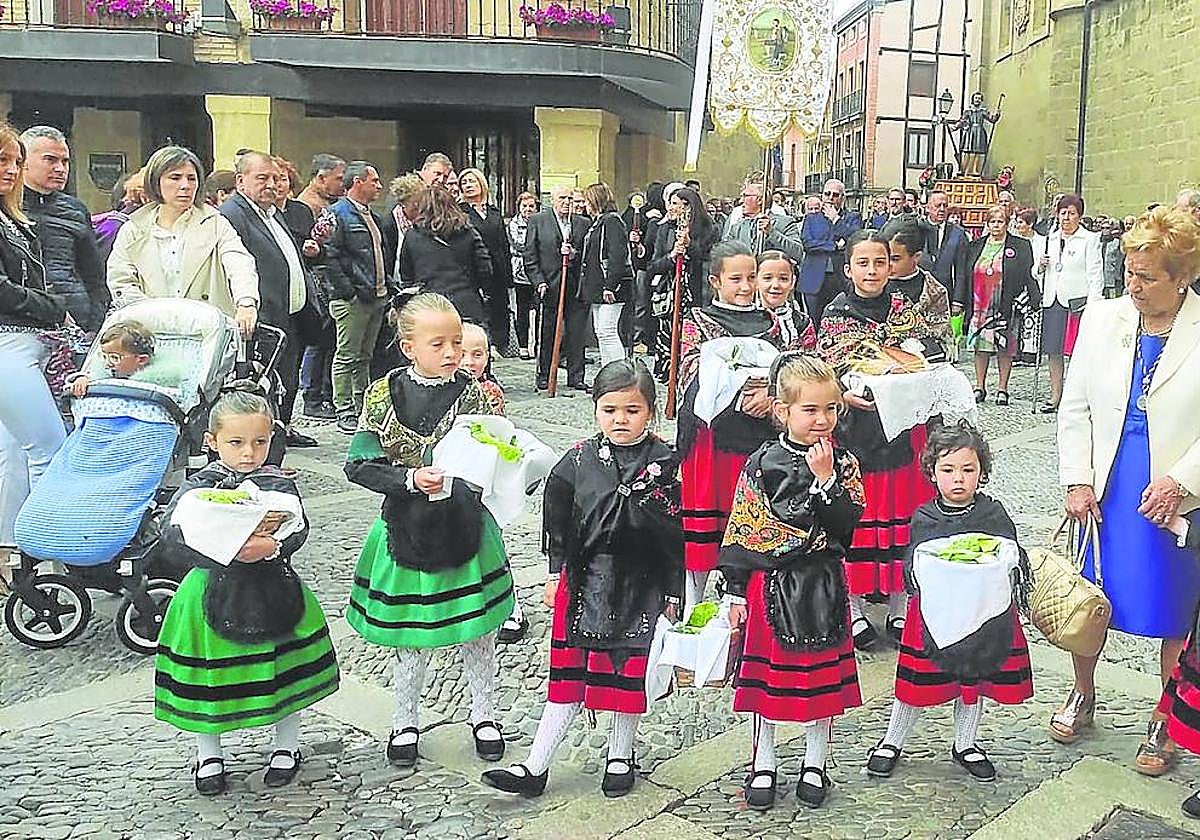 La procesión de San Isidro, acto religioso central del día final de fiestas, llegando a la catedral.