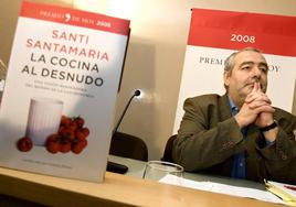 El cocinero Santi Santamaría presentó su polémico libro en Madrid en 2008.