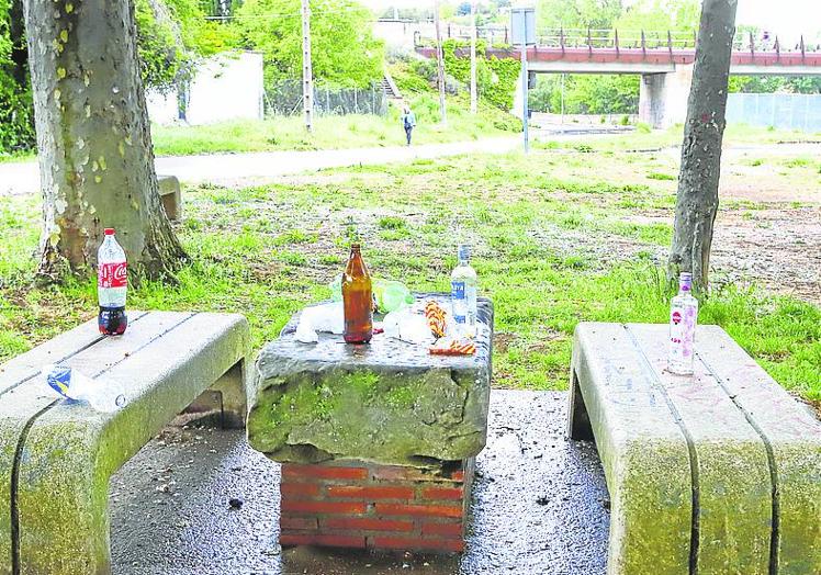 Las mesas de La Arboledac facilitan el botellón.