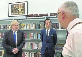 Richard Lewington junto al exprimer ministro Boris Johson.