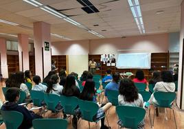 El Consejo de la Infancia y la Adolescencia en una de sus reuniones en la antigua biblioteca.