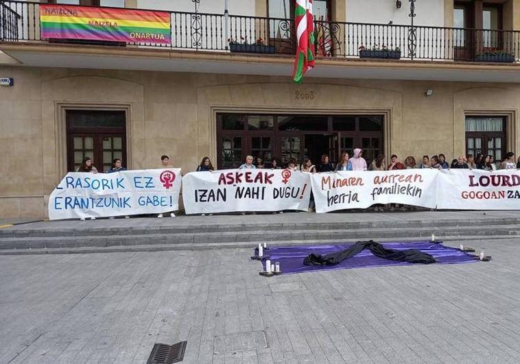 Cientos de personas se han concentrado esta tarde en Orio, en repulsa por el asesinato de Lourdes.