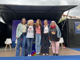 Garbiñe Ruiz, junto a la parlamentaria vasca Isa González, la portavoz nacional de Podemos Isa Serra, la candidata en Amurrio Leticia Jiménez y la portavoz de mujer en Ezker Anitza, Ester Palacio