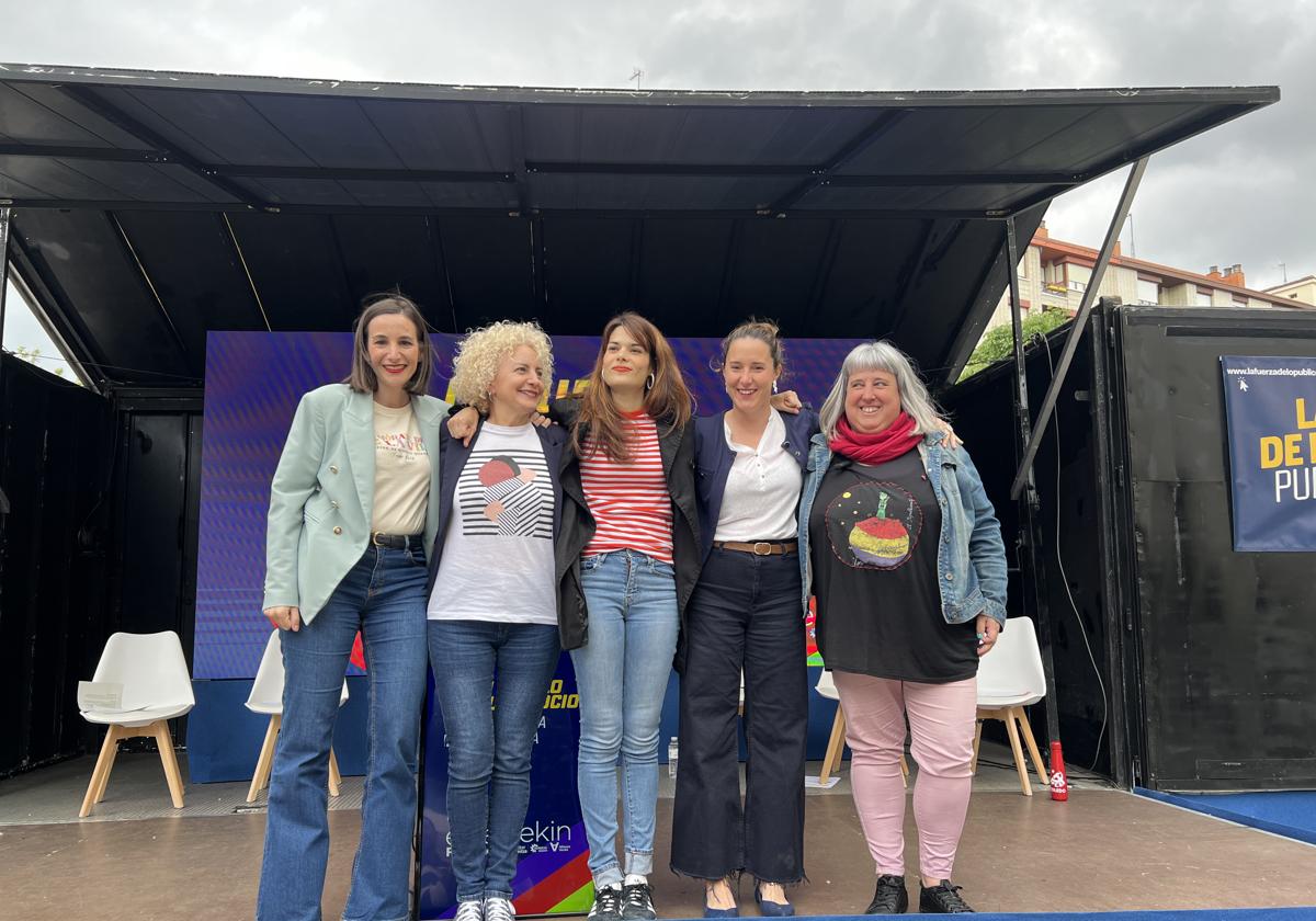 Garbiñe Ruiz, junto a la parlamentaria vasca Isa González, la portavoz nacional de Podemos Isa Serra, la candidata en Amurrio Leticia Jiménez y la portavoz de mujer en Ezker Anitza, Ester Palacio