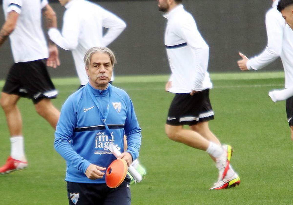 Nacho González dirige una sesión con el Málaga, al que entrenó de enero a abril de 2022, también en Segunda.