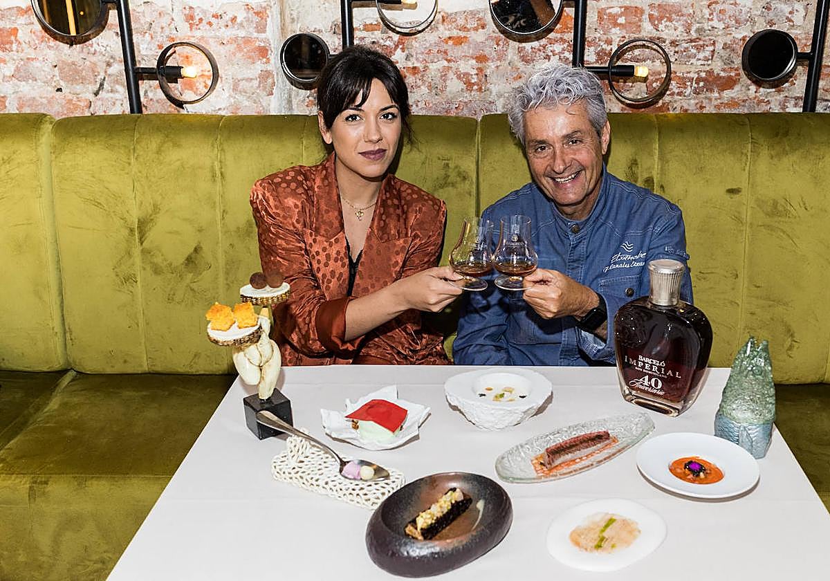 La brand ambassador de Ron Barceló, Ana Suárez, brinda con Fernando Canales.