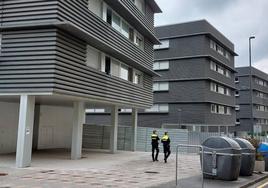 Una patrulla permanente hace guardia ante el edificio donde residen las familias conflictivas del barrio de San Juan.