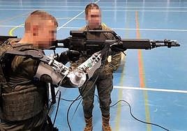 Un militar prueba el equipo Gudex.