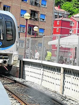 Pantallas acústicas junto a la vía en Ermua.