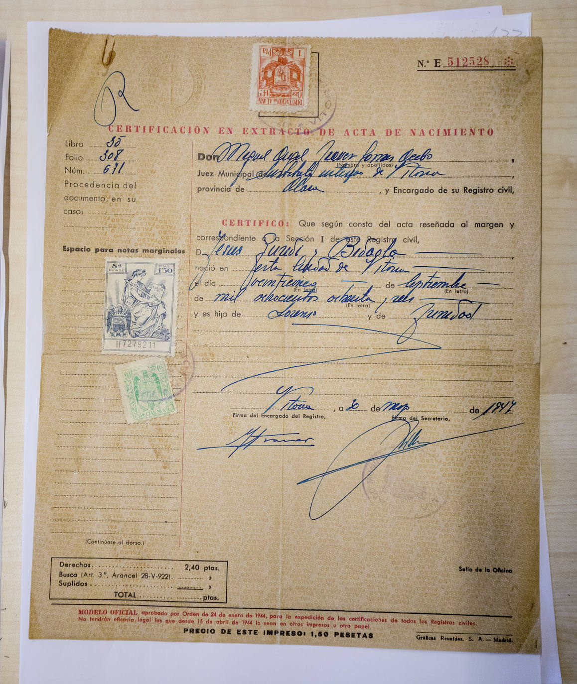 La partida de nacimiento de Jesús Guridi, con la firma del encargado del registro civil y el juez municipal. 