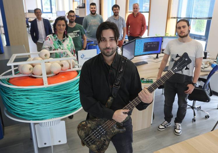 Josu con el bajo en las instalaciones de Imatek.