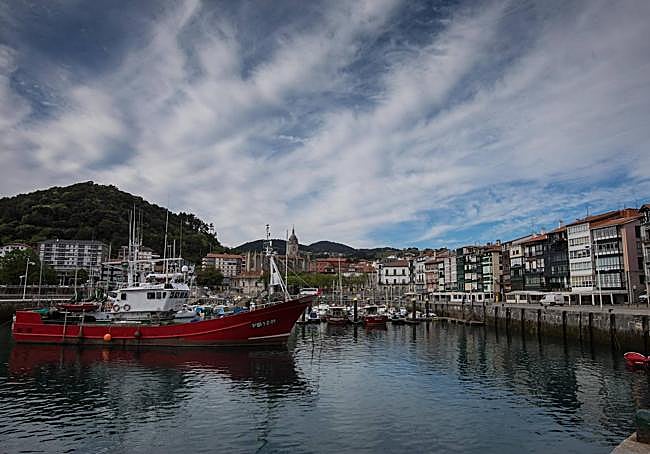 Panorámica del puerto pesquero de Lekeitio.