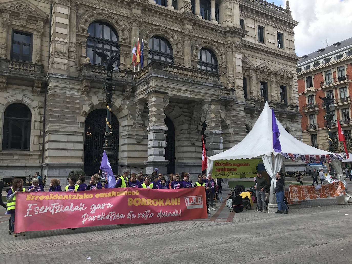 La concentración esta mañana junto a la carpa donde han acampado.