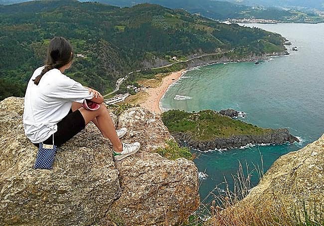 La peña de Ogoño ofrece unas vistas espectaculares de Laga, en Urdaibai.