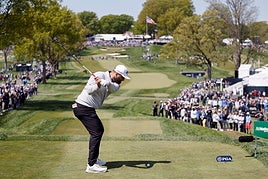 Jon Rahm, en la salida del hoyo 13 de Oak Hill.