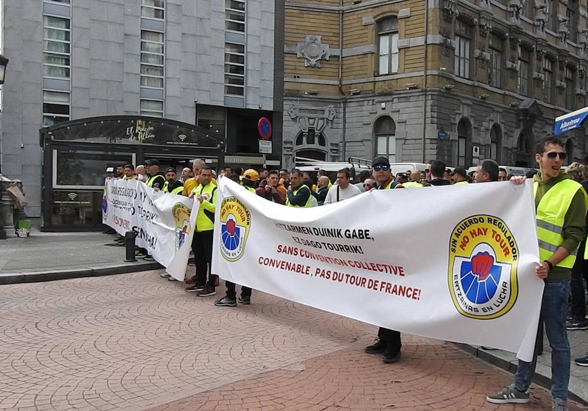 Los ertzainas concentrados ayer pasearon su malestar por Bilbao y llegaron hasta el Consulado de Francia.