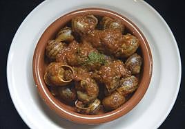 El cocinero Pablo Urzay, que fundó su restaurante en el 2001, posa con su equipo en el exterior del batzoki de Ondarreta, donde se ha ubicado recientemente.