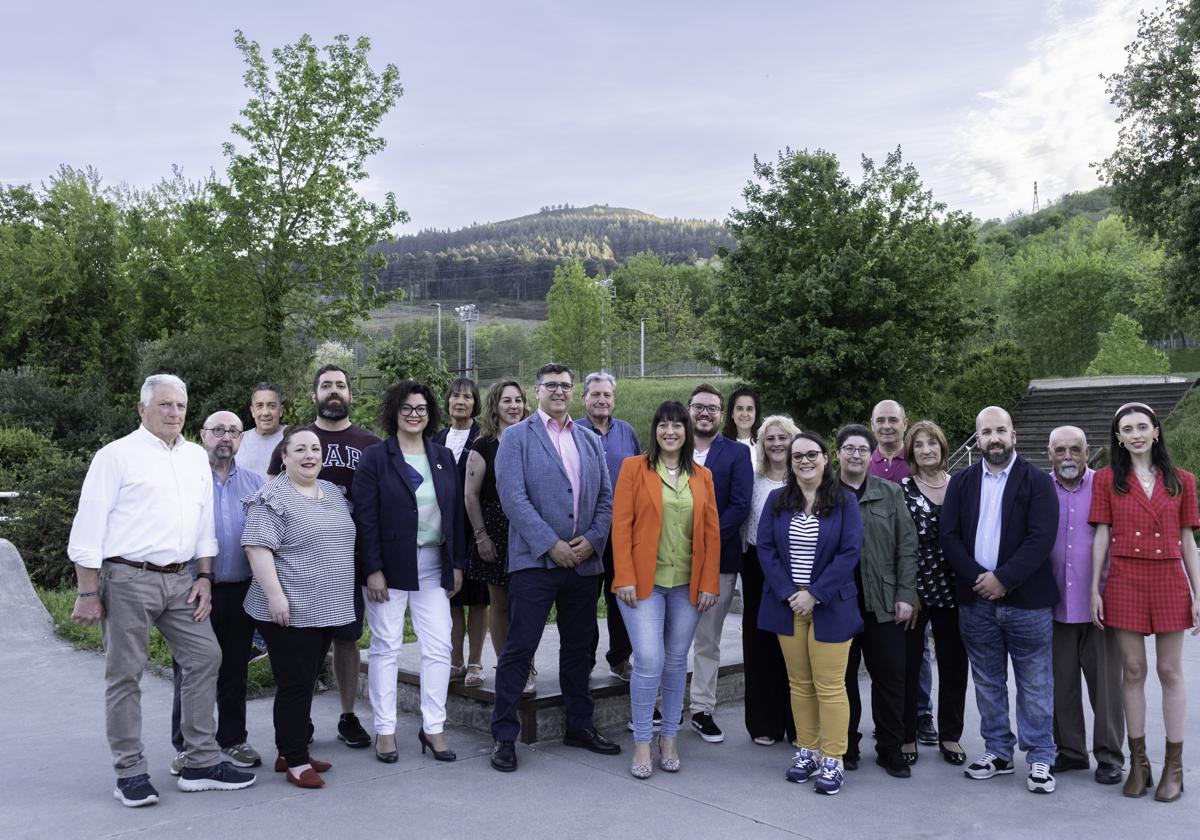 La candidatura socialista liderada por Isabel Cadaval en el parque de Bizkotxalde.