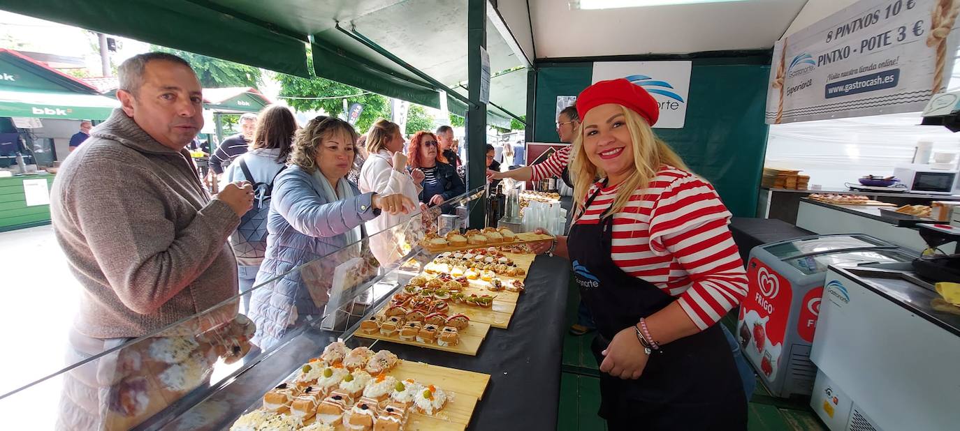 La Arrain Azoka de Bermeo expone durante todo el fin de semana sus delicias de pescado.