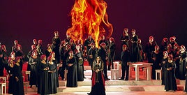 La mezzo Ekaterina Semenchuk (Azucena), en el segundo acto de 'Il Trovatore', rodeada de parte del Coro de Ópera de Bilbao en el papel de gitanos.