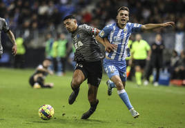 Benavídez pugna con Febas en el partido jugado en Málaga.