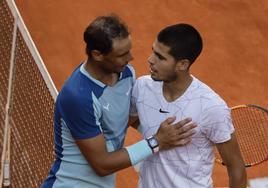 Nadal y Alcaraz se saludan tras su último partido juntos, en Madrid 2022.