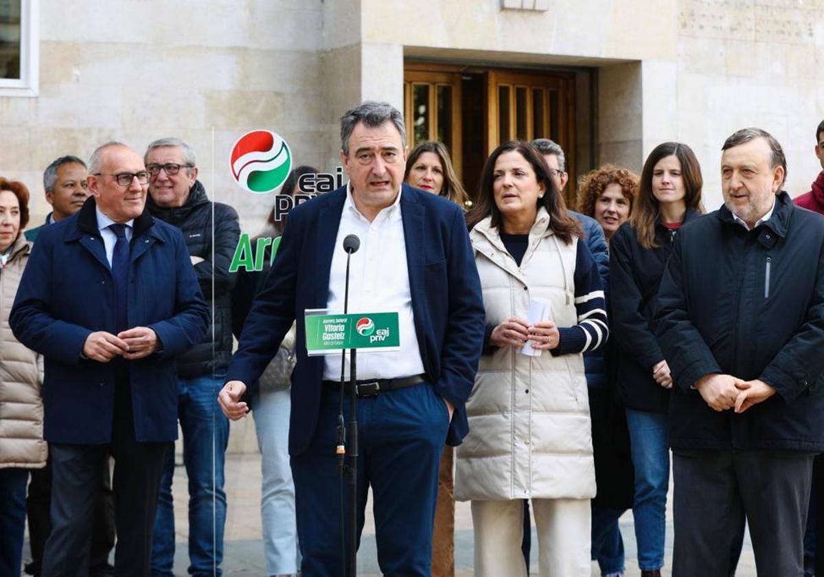 Aitor Esteban ha participado junto a Artolazabal, González y Suso en el acto para presentar las propuestas de revitalización del centro de Vitoria.