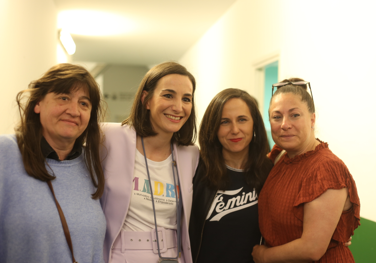 Garbiñe Ruiz, junto a Ione Belarra, en el centro de la imagen