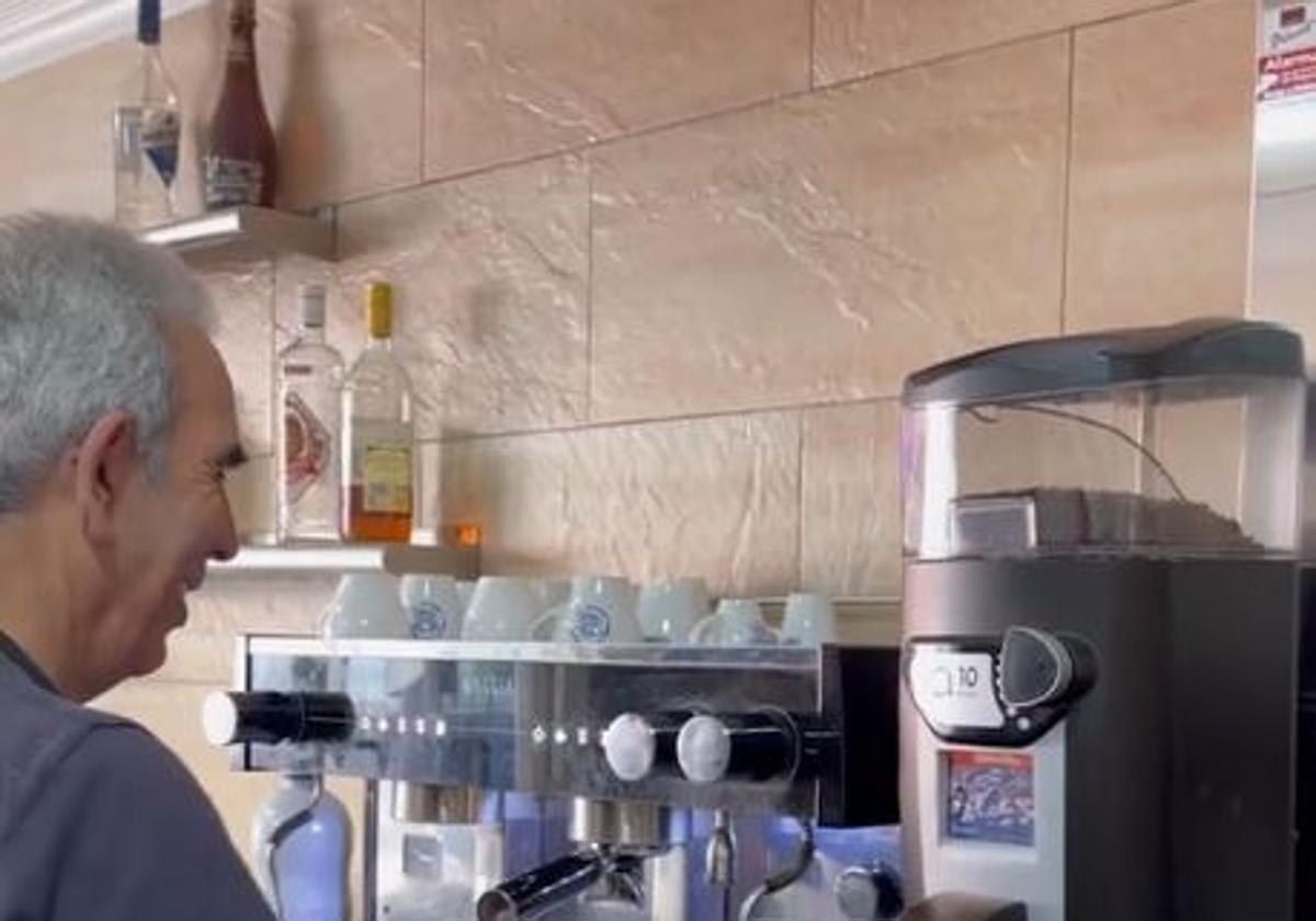 El bar de Barcelona en el que sirven cafés a 50 céntimos y bocatas a 1,20 euros