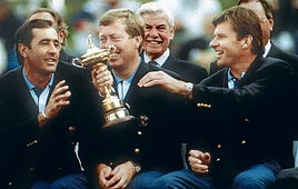 Ballesteros comparte el trofeo de la Ryder con Faldo.