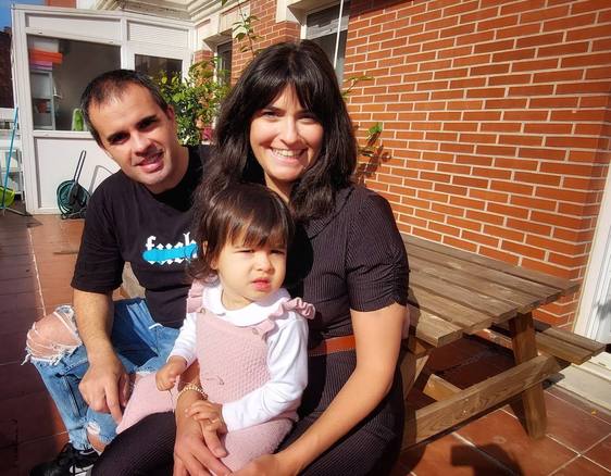 Miguel y Davinia junto a su hija Khloe, que posó para el certamen con tocado y muy sonriente.