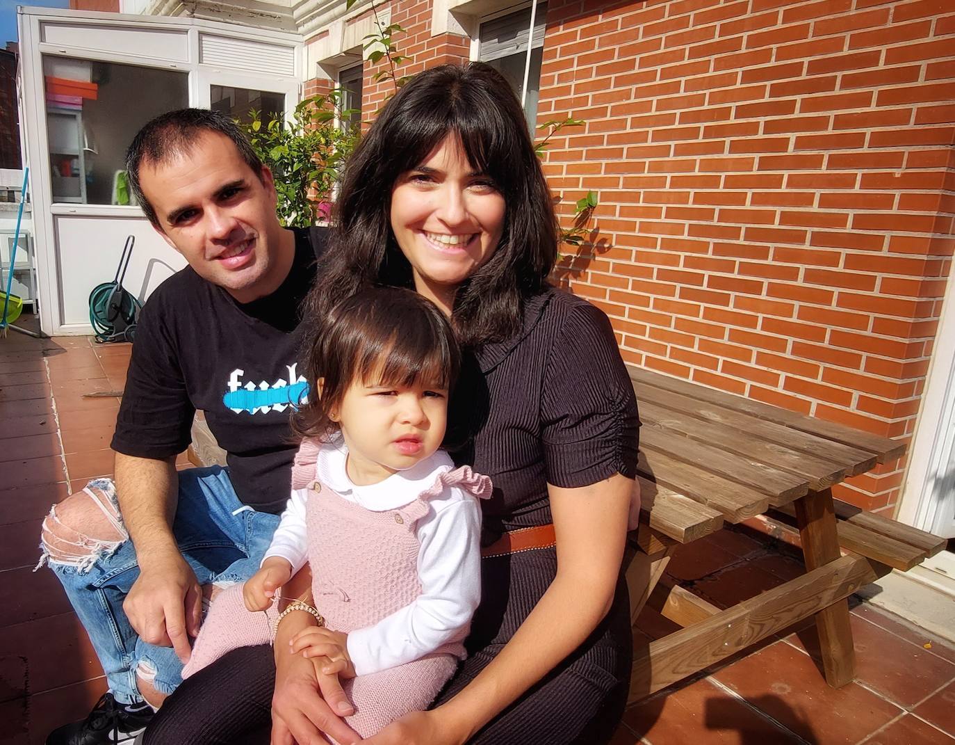 Miguel y Davinia junto a su hija Khloe, que posó para el certamen con tocado y muy sonriente.