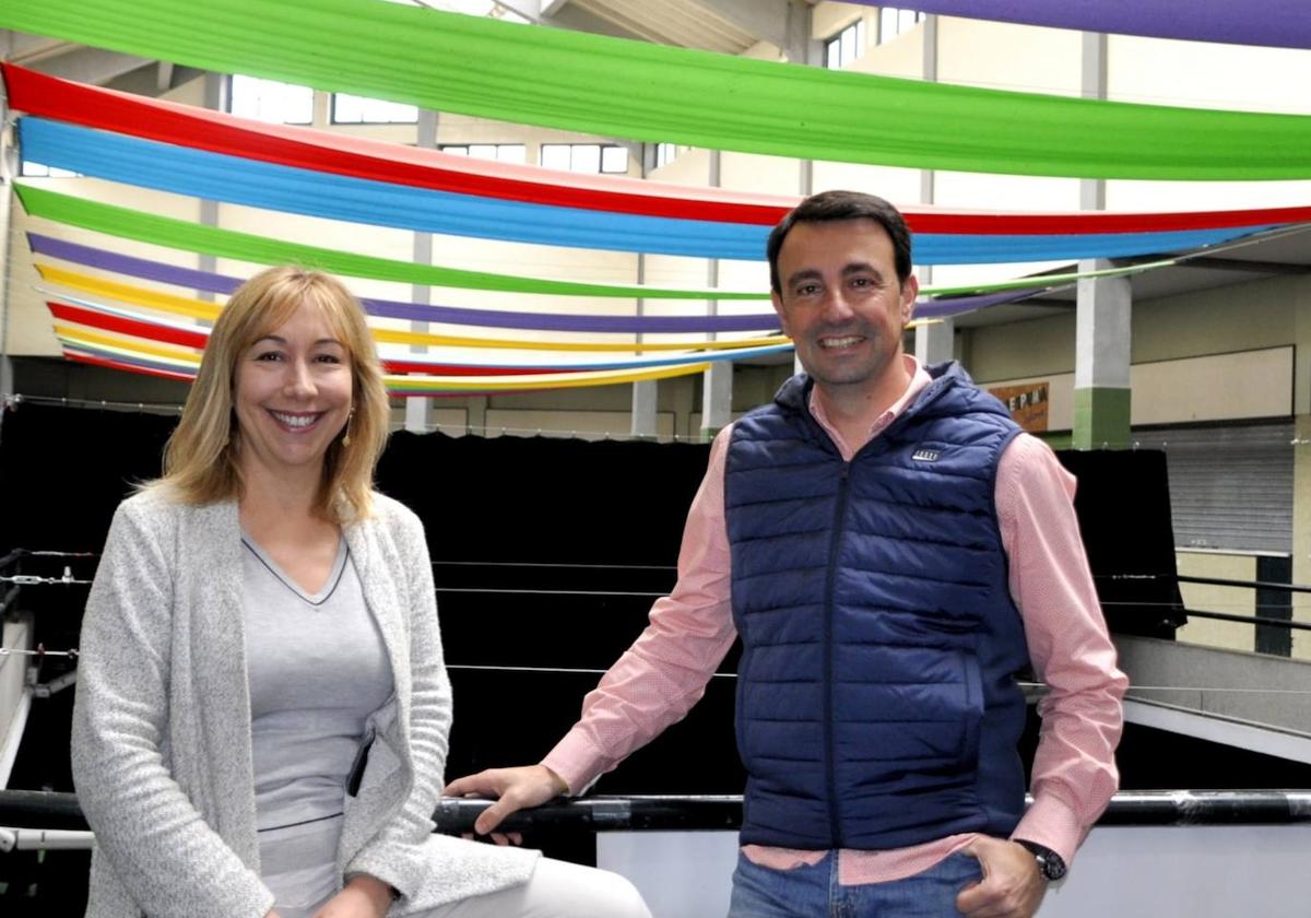 La concejala de Cultura y Fiestas, Estíbaliz Freije, y el alcalde de Portugalete, Mikel Torres, en el interior del mercado de abastos.