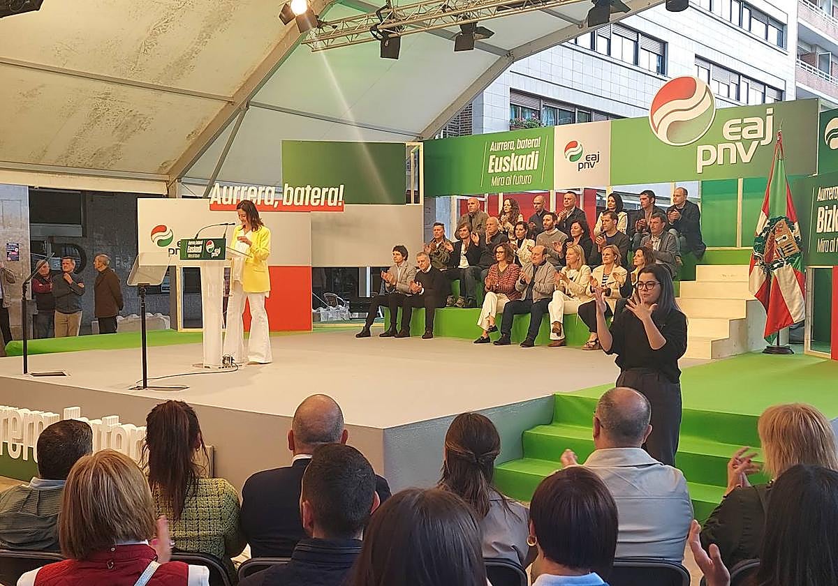 Mireia Elkoroiribe estuvo arropada por Urkullu, Ortuzar, Etxanobe y más representantes jeltzales