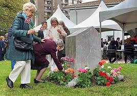 Mari Carmen Tutor, a la izquierda, realizando la ofrenda floral por el 86 aniversario de los bombardeos de Galdakao