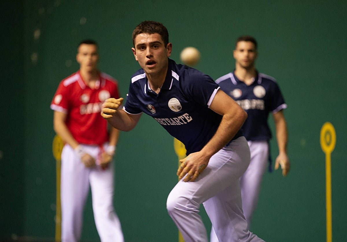 Senar corre para tratar de levantar una pelota en el frontón de Mallabia.