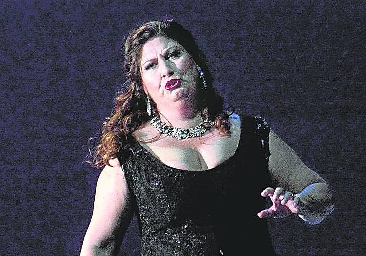 Imagen principal - Un trío en liza. Leonora (la soprano Anna Pirozzi) está perdidamente enamorada de Manrico (el tenor Celso Albelo, abajo a la derecha) y despierta los celos del Conde de Luna (Juan Jesús Rodríguez)